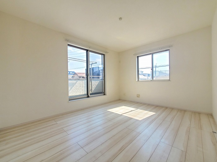 ⑥内観①2階洋室約7.8帖、別角度から