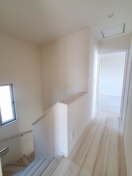 ⑬2階廊下 階段には手摺付き