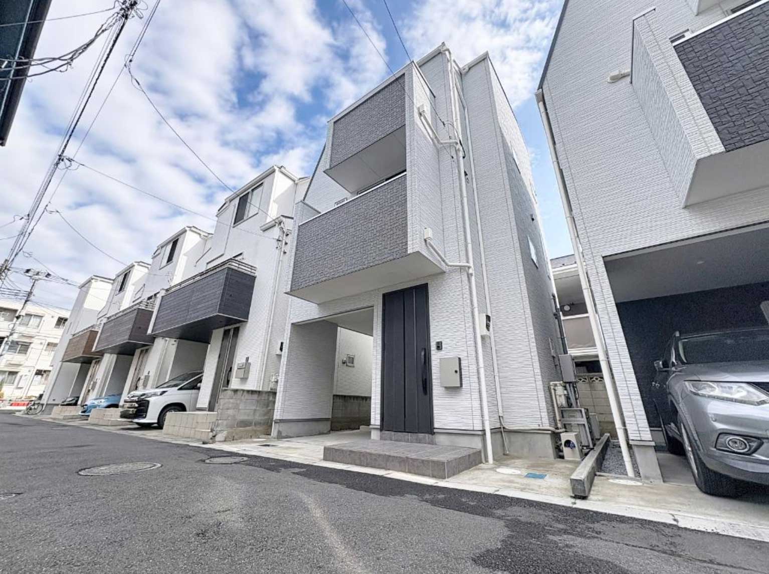 上すぼまりになっている建物外観写真