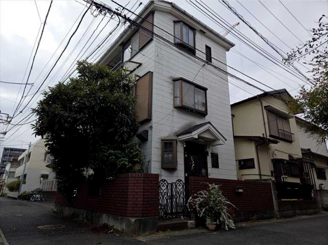 曇天に撮影された建物外観写真